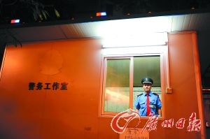 广州医学院第二附属医院，保安在警务工作室执勤。记者乔军伟 摄 
