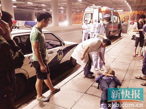 广州17岁少年跳江被保安和白领接力救起(组图)